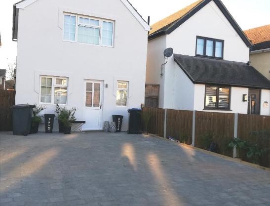 Newly Renovated Detached House Weybridge Garden Free Parking WiFi Netflix Train Station London Amenities Nature Work Contractors Family Holiday