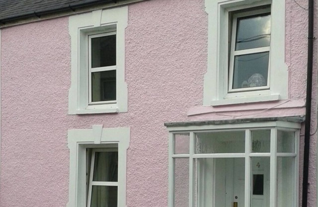 Récemment rénové chien chalet convivial avec des vues spectaculaires sur la mer