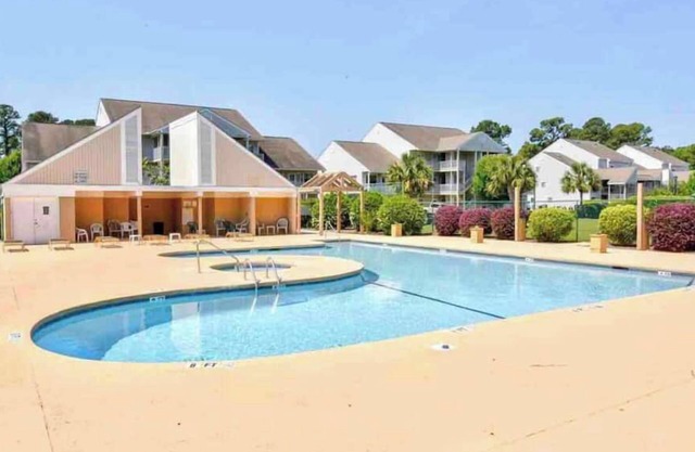 Newly renovated golf condo in quiet community with pool!
