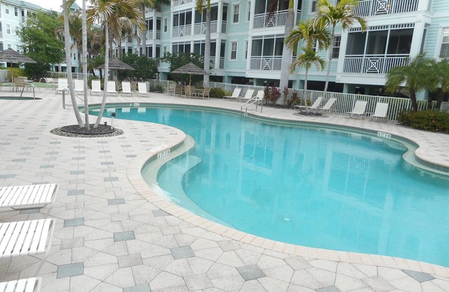 Condo spacieux, piscine chauffée, bain à remous, salle de musculation, WiFi gratuit et ascenseur