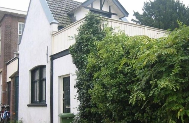 Newly renovated historic coach house: cozy & close to city & beach!
