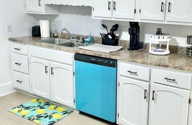 Newly Renovated Home! Great Location, Sleeps 8!