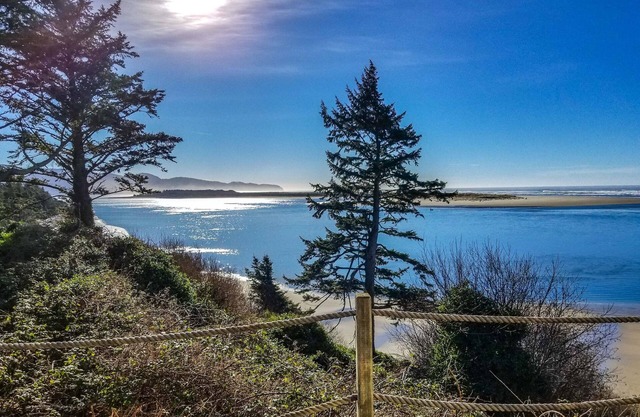 Récemment rénové, immaculé chalet vue sur l'océan. À distance de marche de la plage!