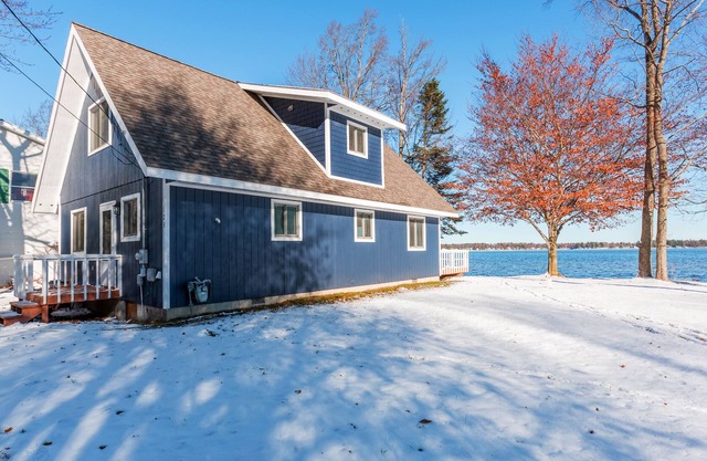 Newly renovated Lake-Front Sunrise Chalet!