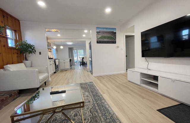 Newly Renovated Luxury 3-Bed 2-Bath House with Easy Airport Access