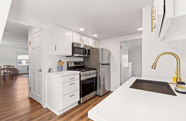 Newly renovated one bedroom & one bath Tosa unit!