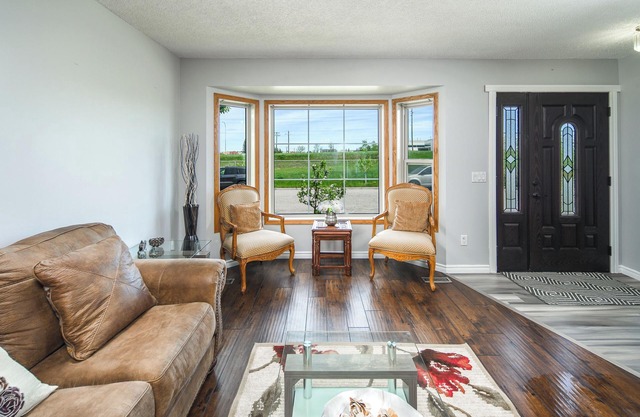 Newly renovated! Perfect location! BBQ! King bed!