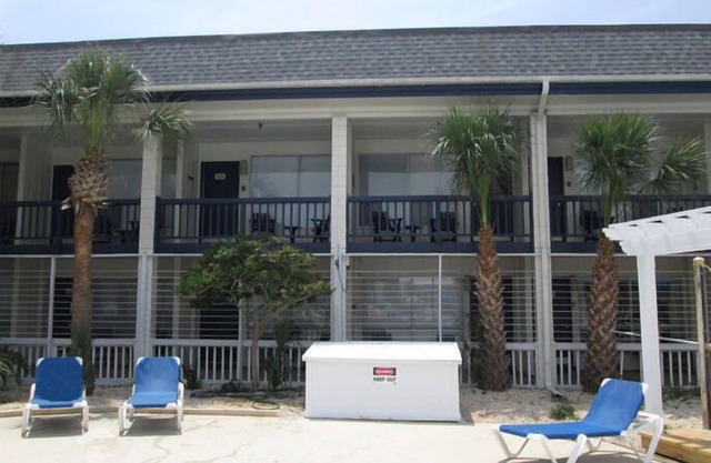 Newly Renovated Poolside Studio Steps from Beach Club & Tennis - Pet Friendly