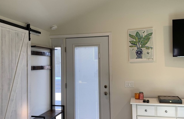 Newly renovated private Cottage with pool and hottub! 5 min to beach!