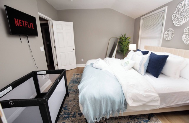 Newly Renovated-Private Backyard Hot Tub-Patio-Modern Luxe- Sleeps 8
