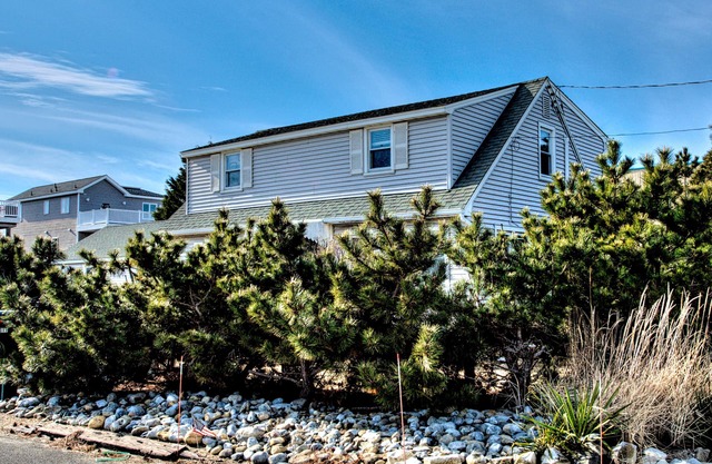 Newly Renovated, Rustic Decor Surf City Apartment.