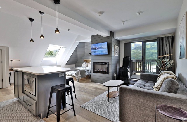 Newly Renovated Studio! Amazing Views/Location 3F9. Pool. Hot Tub, Shuttle.