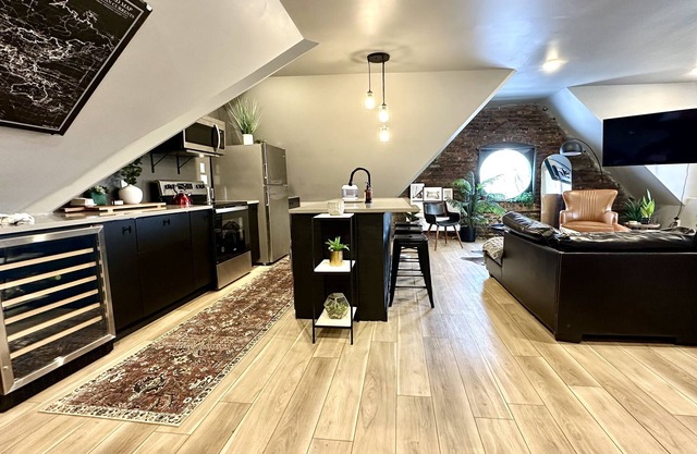Newly Renovated Stylish Loft - Prime Location!