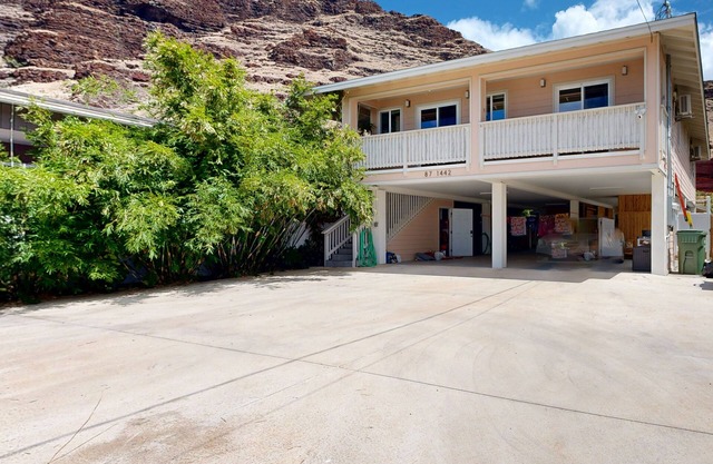 Newly renovated three bedroom with private lanai, A/C, WIFI, close to the beach