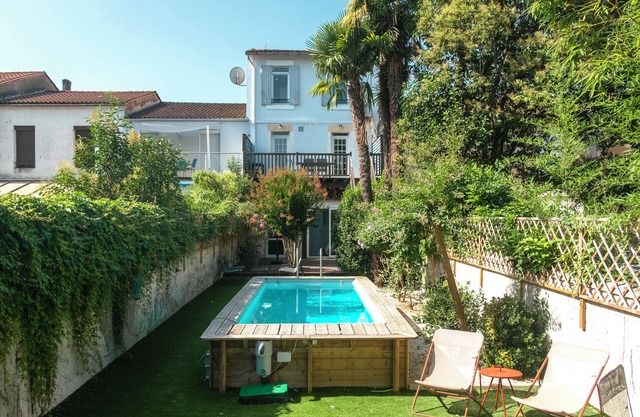 Charmante maison de ville, proche centre avec jardin & piscine. Récemment rénové
