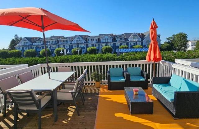 Newly Renovated Townhome located in town - walk to beach, train, & restaurants!