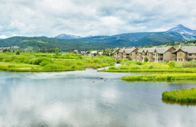 Newly renovated townhome near Town Ctr. Lone Peak views, rec room, new hot tub.