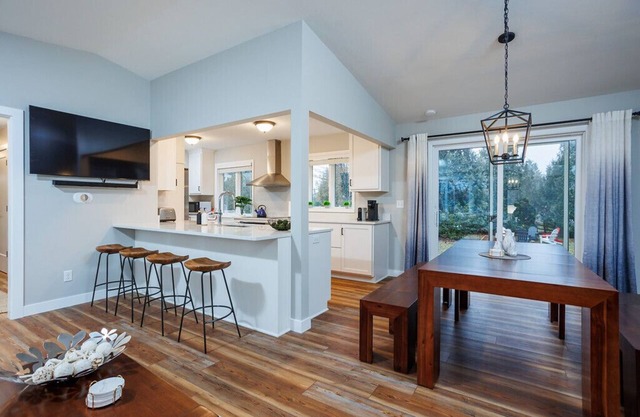 Newly Renovated, Downtown Marina Cottage