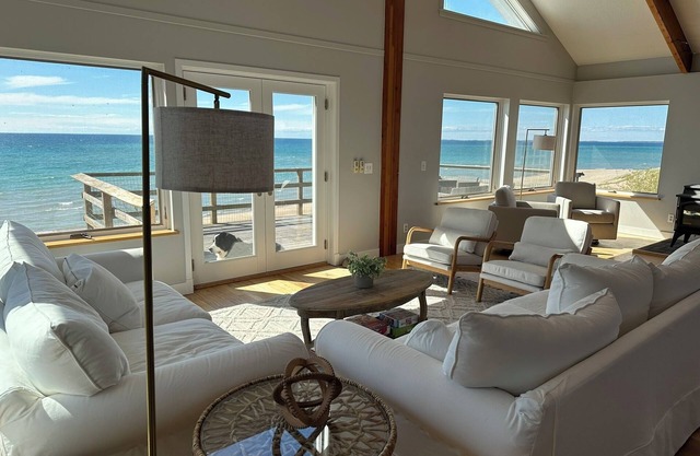 Newly Renovated Sleeps 13 Large Private Lake Michigan Beach- new dates available