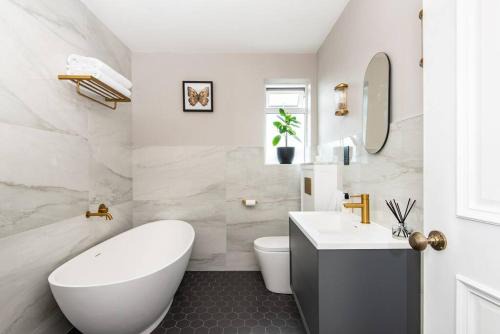 Newly renovated Victorian house with free parking