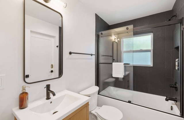Cozy, Updated 1 BR Flat Near Downtown A2