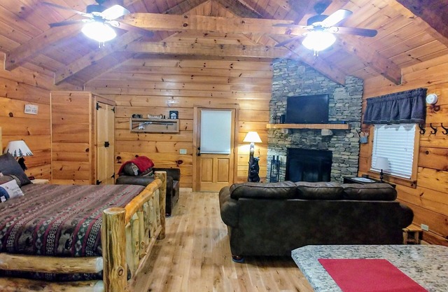 Cabine nouvellement mise à jour, à 10 min de pkwy à Pigeon Forge. 4 couchages, bain à remous, WIFI.