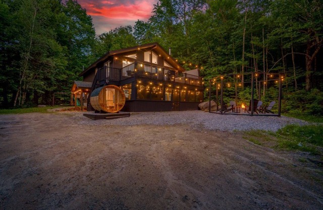 Newly Updated Chalet- 5 min to Sunday River-Hottub