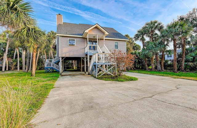 Newly Updated, Dog-Friendly Home w/ Screened Porch & WiFi - Walk to the Beach