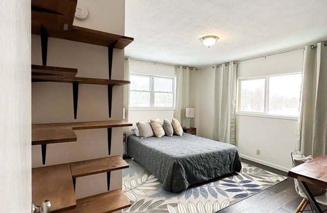 NEWLY Updated house 3 min to Lake Cadillac & Mitchell, KING bed. Lots of parking