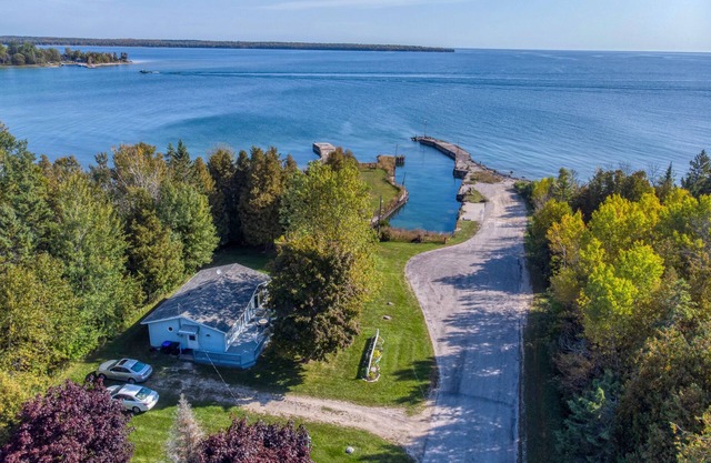 Waters End Cottage: updated Lake Michigan Waterfront with pier to moor boat