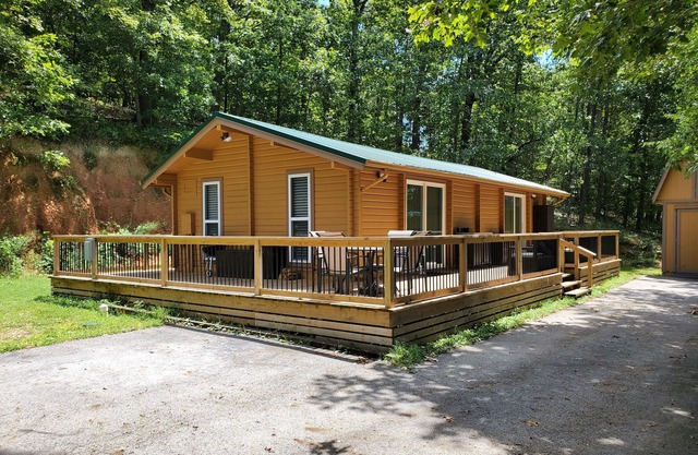 Chalet de luxe sur le lac Beaver avec immense terrasse, accès privé à la piscine et au quai pour bateaux