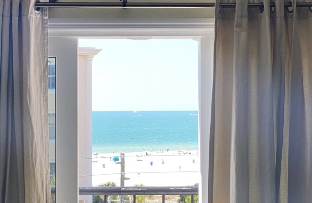 Dernier étage grand condo avec des balcons du sud et de l'ouest