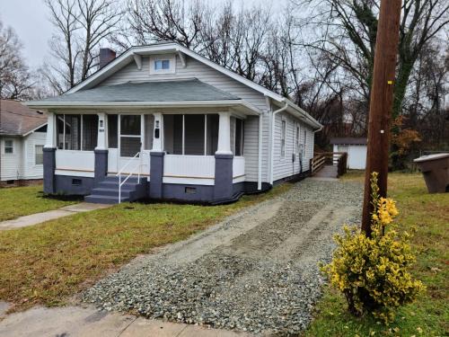 Next to Downtown Greensboro Bungalow Rooms