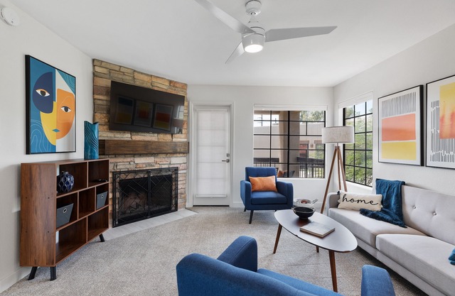 Next to Fountain Park, Hiking, Dining, Fountain View!