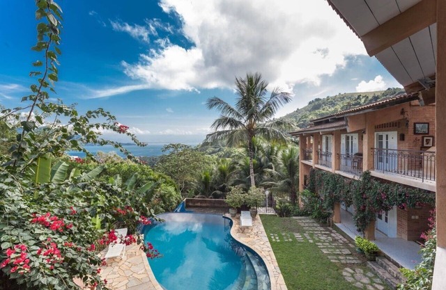 A côté de la forêt Atlantica, avec piscine, 9 suites avec terrasse et vue mer