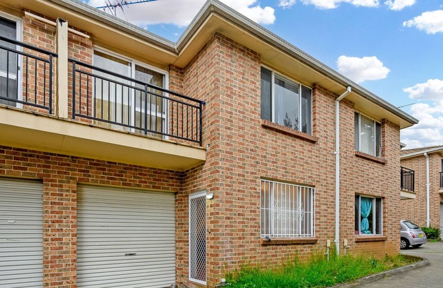Next to Westfield! Adorable 3 Br Townhouse