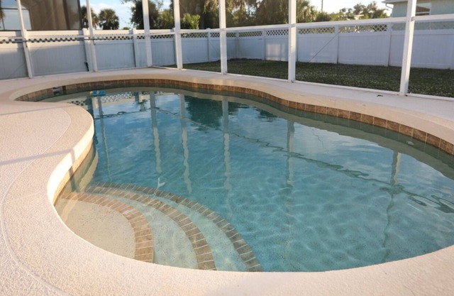 Heated Pool, King Bed, Steam Shower, 12 min beach!
