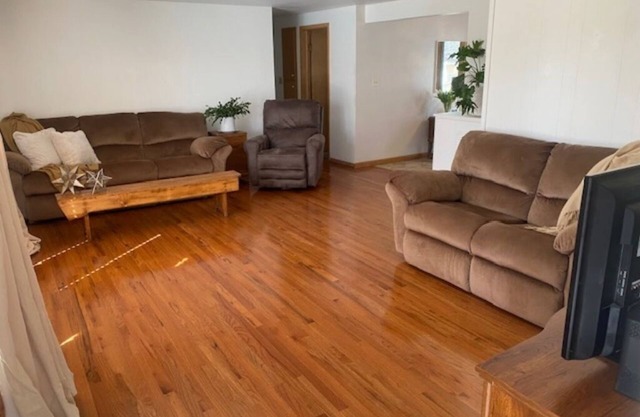 NFL DRAFT SPECIAL! Spacious 3-bedroom ranch. Walk 10 minutes to Lambeau Field.