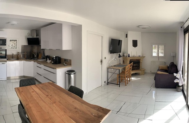 Joli 2 pièces rénové en rdc d’une maison avec piscine et extérieur