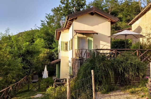 Appartement de deux pièces avec vue sur la forêt sur le jardin, idéal pour des excursions de détente dans les Apennins