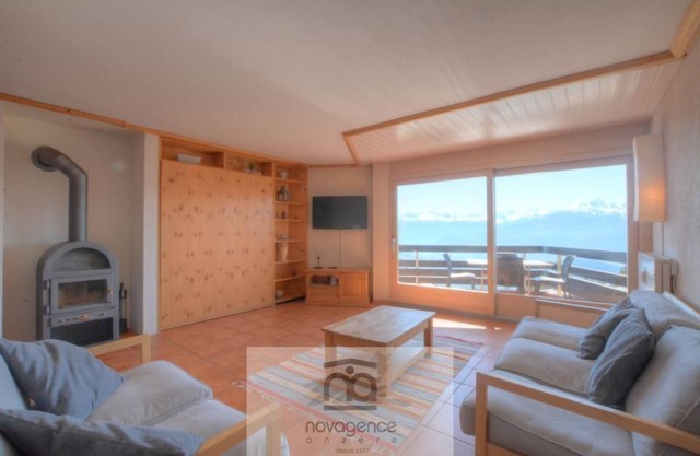 Joli appartement deux pièces sud, à 50m du télécabine (max 4 personnes). Salon/salle à manger avec c