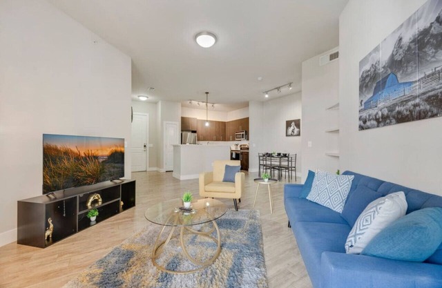Nice 2BR I Pool I Gym I Free Parking I Workspace