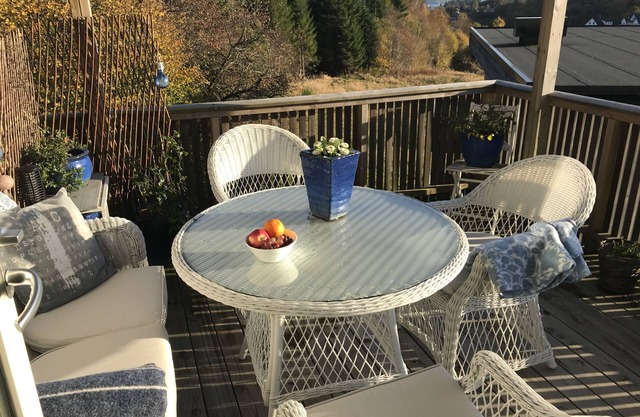 Bel appartement de 3 chambres avec accès par escalier et véranda ensoleillée!