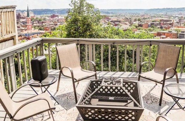 Nice 4 br, 3 ba home with deck views of downtown