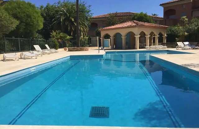 Charmant appartement centre St TROPEZ vue superbe sur le golfe, piscine, parking