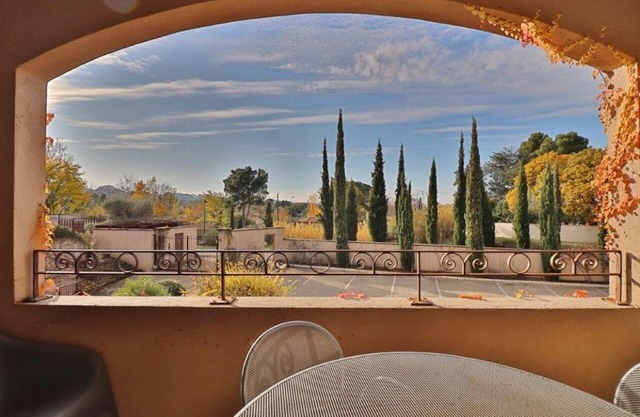 Joli Appartement avec Terrasse à Saint-Remy-de-Provence