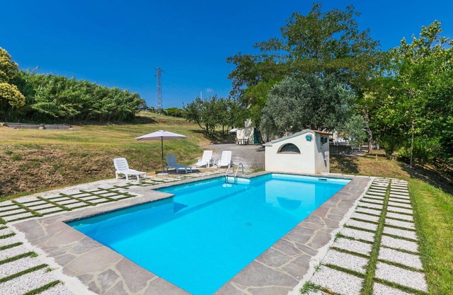 Bel appartement dans une maison de vacances avec piscine, TV, animaux admis et parking