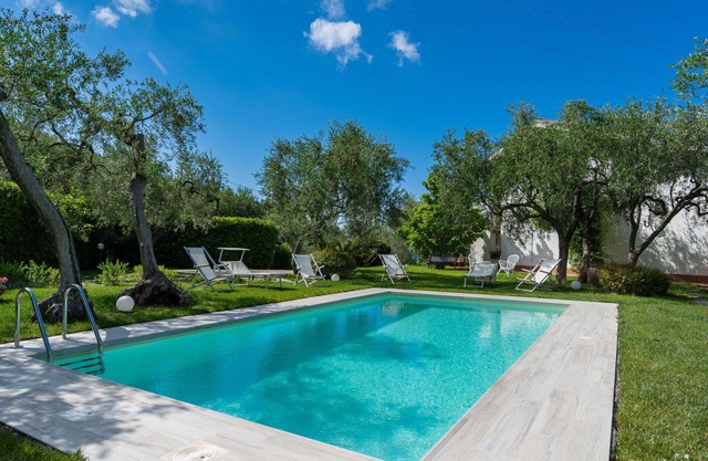 Agréable appartement dans une maison de vacances avec piscine, WIFI, TV, patio, vue panoramique