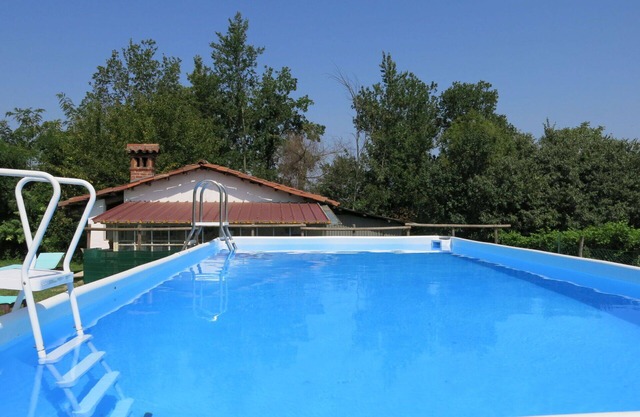 Confortable appartement dans une maison de vacances avec piscine, WIFI, TV, patio et animaux admis
