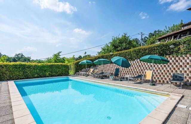 Bel appartement dans une maison de vacances avec piscine, WIFI, patio, animaux admis et parking